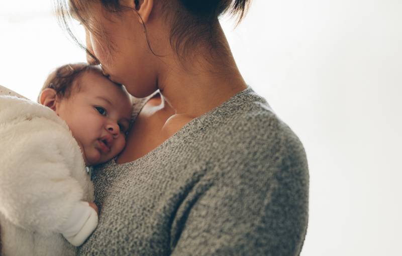Mon enfant tourne toujours la tête du même côté et son crâne devient plat !